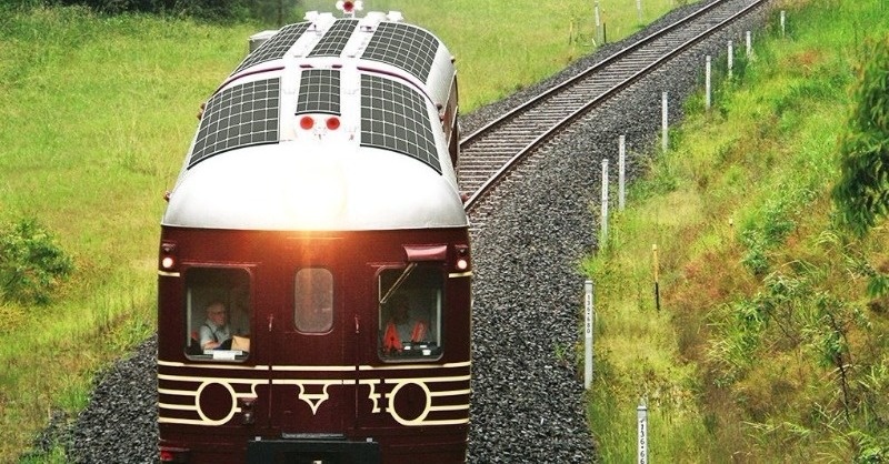Itt az első napenergiával működő vonat