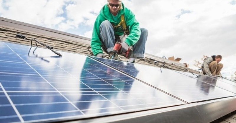 Felére csökken a napelemek termékdíja