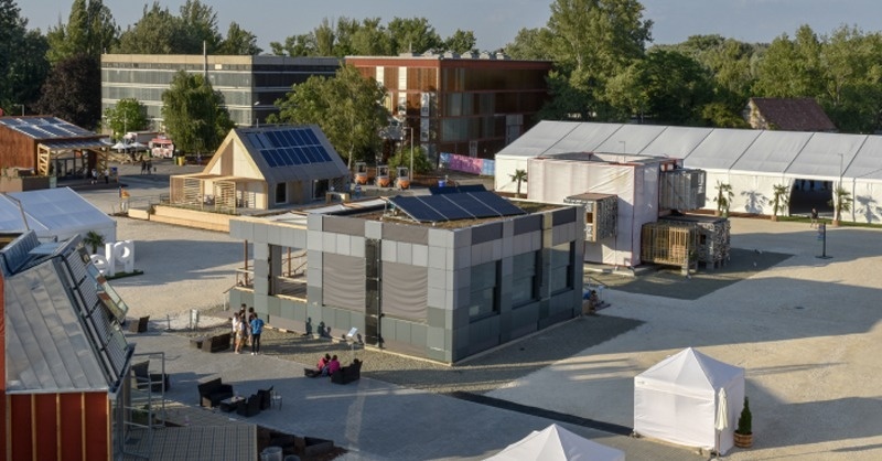 Vezetett bejárás a VL előfizetői számára a szentendrei szoláris faluban