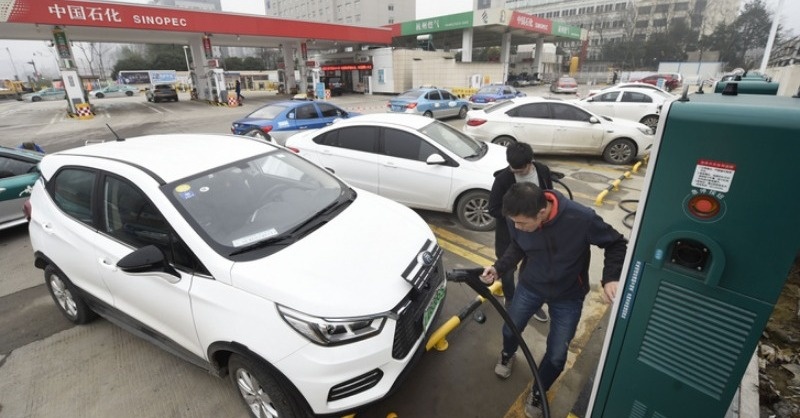 Kínában az elektromos-töltőállomások száma 1 millió fölé emelkedett
