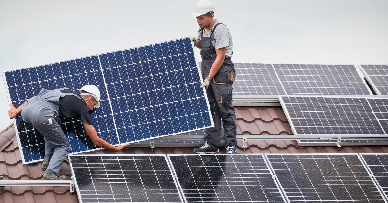 Felfüggeszti a kormány a napelemek hálózatba táplálásának lehetőségét
