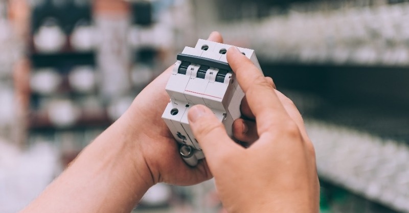 A műanyagipari sokk hatása a villamossági piacra