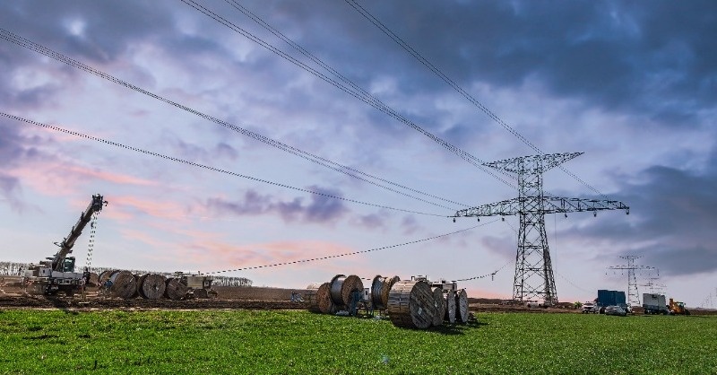 Áthúzták az új 400 kilovoltos távvezetéket az M35-ös felett