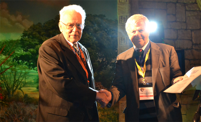 Schanda professzor úr Franz Hengstberger (CIE) társaságában Dél-Afrikában, 2011-ben a De Boer-aranytű átvételekor.