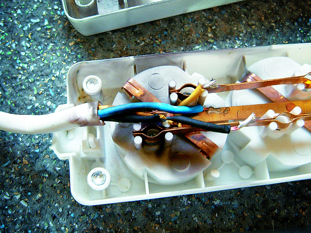 8. ábra: Rossz minőségű forrasztás, a védővezeték zöld/sárga helyett csak sárga színű, sárga és kék vezetékér felcserélése (közvetlen életveszély!) stb.