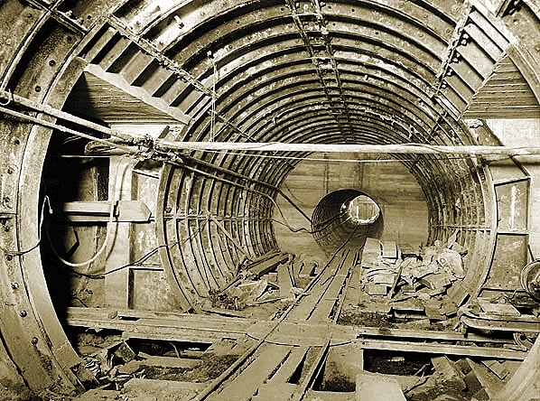 7. ábra: 4,58 m átmérőjű kamra a Furnival utcai akna alján. A bal oldali nyílás az aknához vezet.