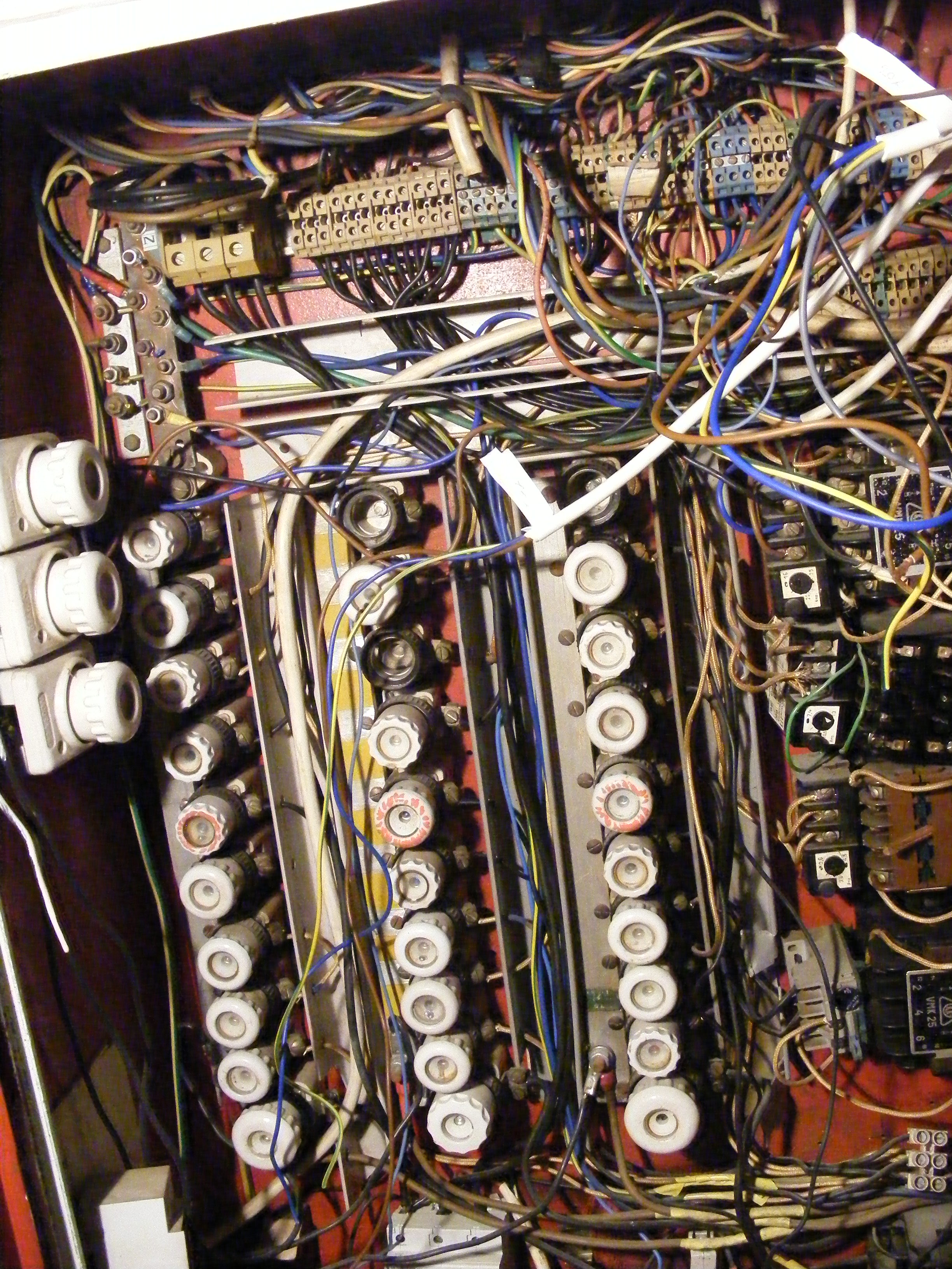 Elosztószekrény, ahol 80 A szaladgál. Beküldő: Gecsei Alex 