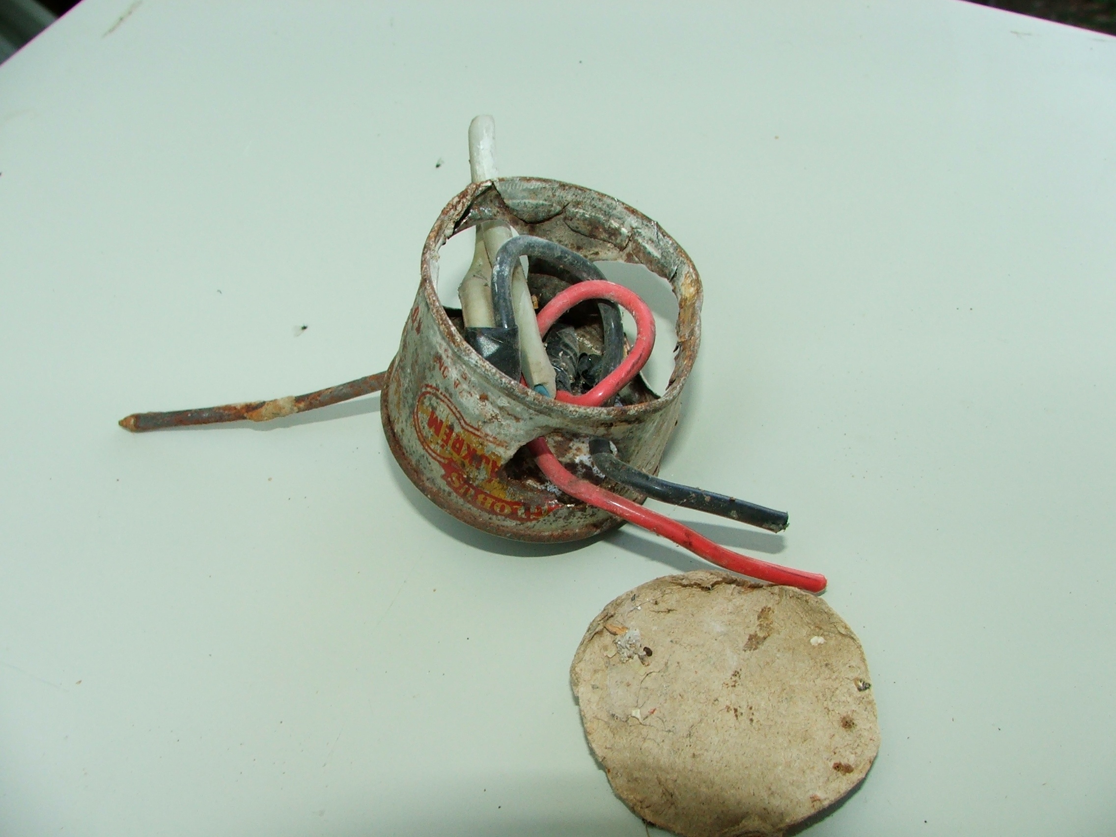 A találékonyság netovábbja: elosztódoboz májkrém konzerv fémdobozából és kartonpapírból, százas szeggel rögzítve. Beküldő: Mihály János 