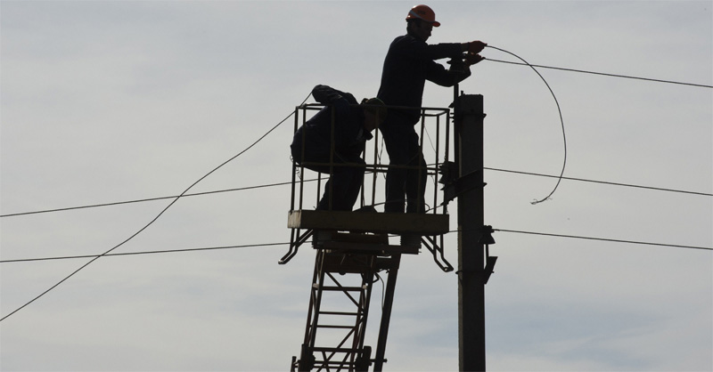 Villanyszerelőkre nyitottak tüzet